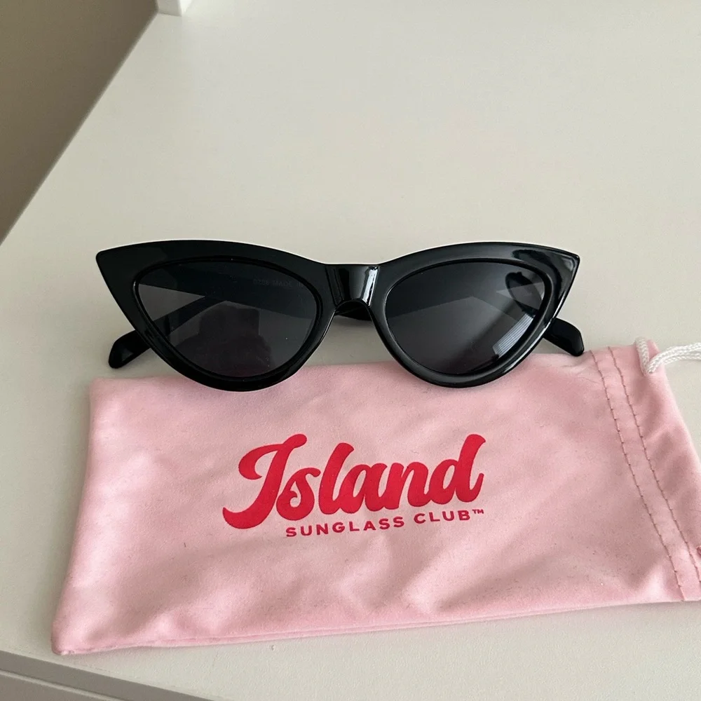 NWT* Island Sunglass Club ‘PARIS’ Black Cat Eye Sunglasses